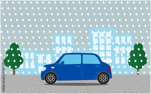 吹雪の中、都市の道路を進む青い自動車のベクターイラスト