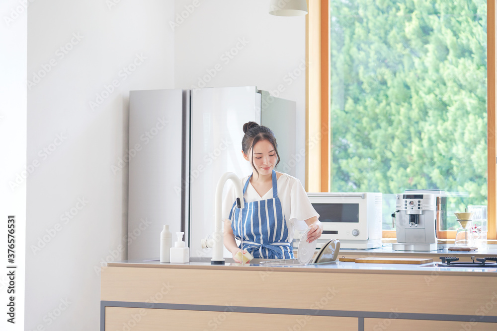 皿洗いする女性 皿洗いする女性
