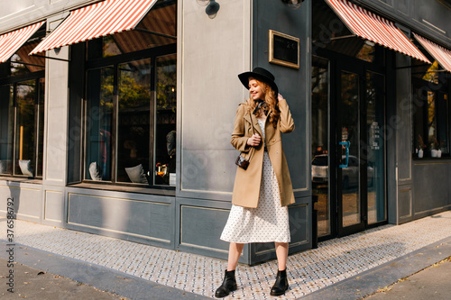 Photography Photo of a pretty blonde on the street in a semi-profile, looking confusedly down
