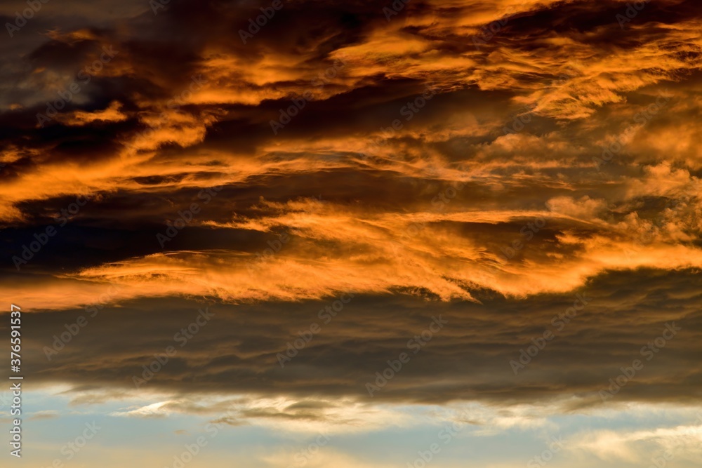 幻想的な夕焼け雲の情景
