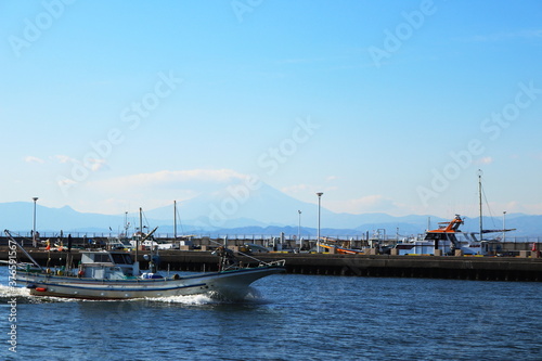 江ノ島から見える富士山【国内・江ノ島】 © 奈津美 中村