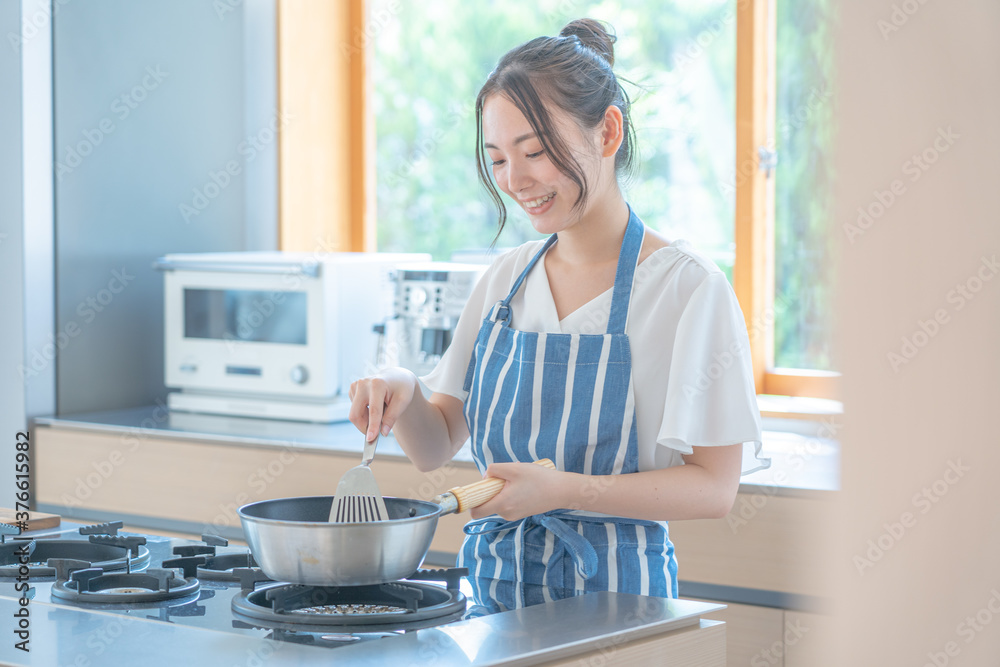 料理をするアジア人女性