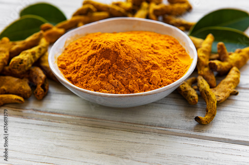 Turmeric powder and dry roots