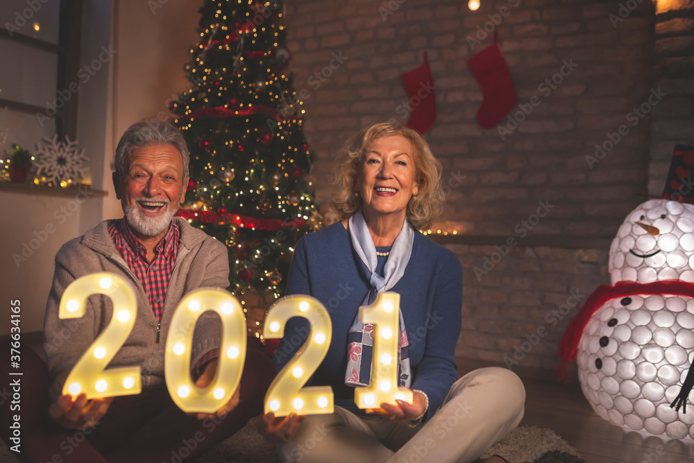 Senior couple holding numbers 2021 - obrazy, fototapety, plakaty 