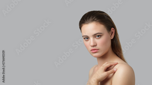 Young woman with healthy skin and bare shoulders.
