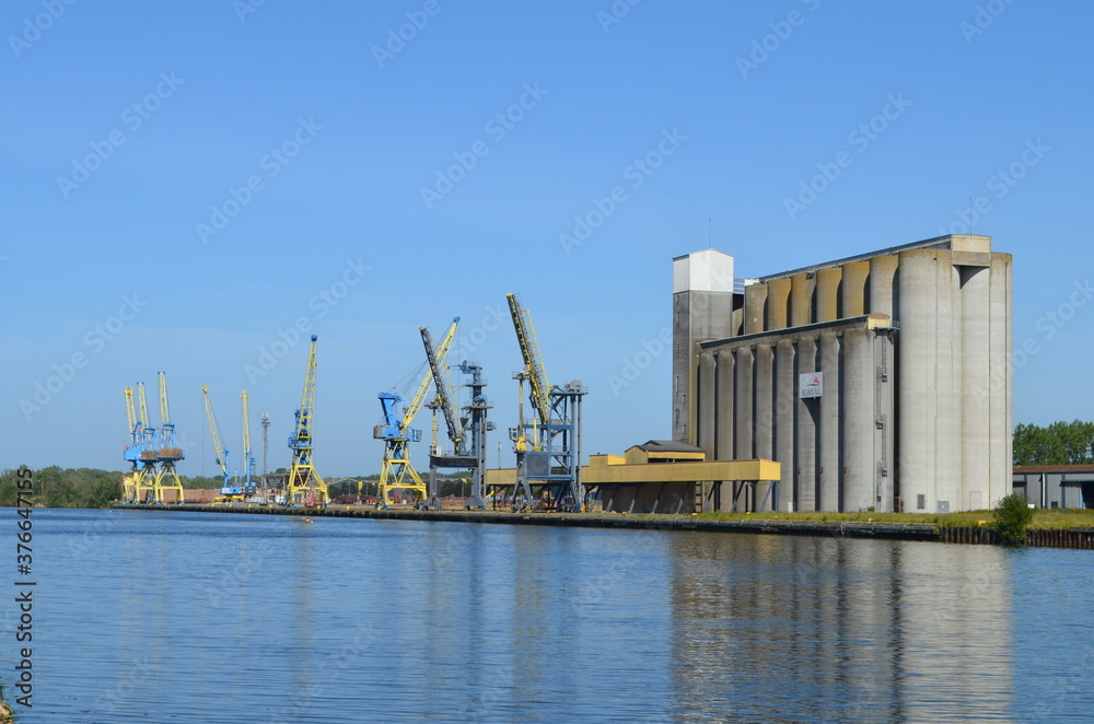 Le port de commerce de Caen. (Calvados - Normandie - France)