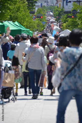 people walking on the street - pedestrian paradise @omotesando street / 歩行者天国の人ごみ ＠表参道