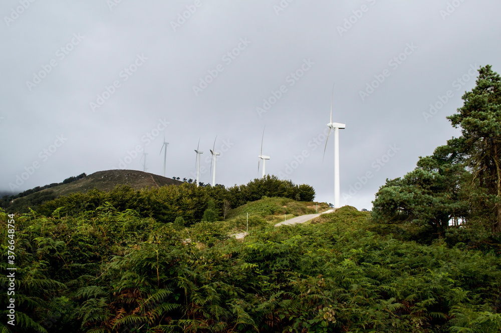 Vista de molinos de viento. Grupo de molinos de viento en la montaña. Foto realizada en un día nublado. concepto de energia renovable.
Granja de molinos de viento.