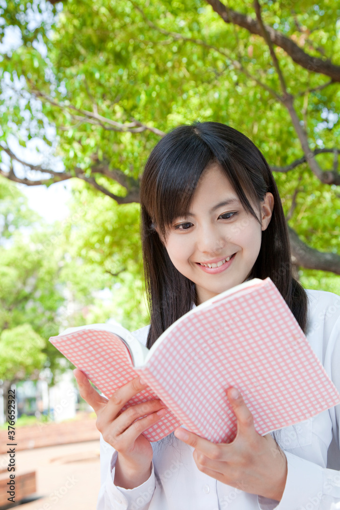 Fototapeta premium 読書する女子高校生