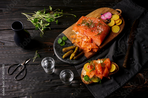 Foto Vodka and juniper berries gravlax
