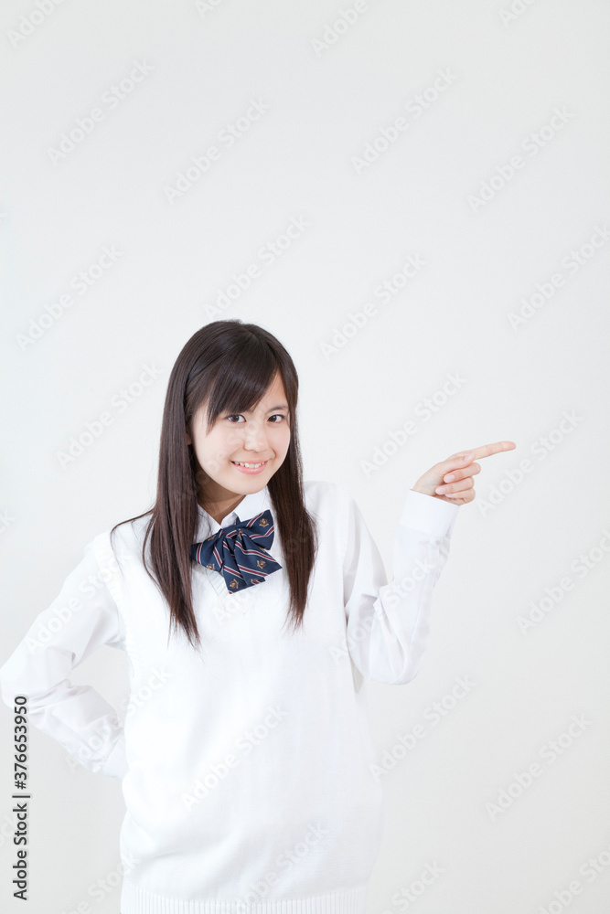 指を差す女子高校生 指を差す女子高校生