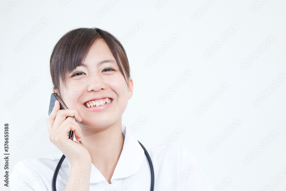 電話する看護師