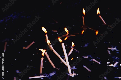 Velas encendidas en el exterior de la catedral de Curtea de Arges donde los creyentes pueden prender una vela en recuerdo de sus seres queridos.