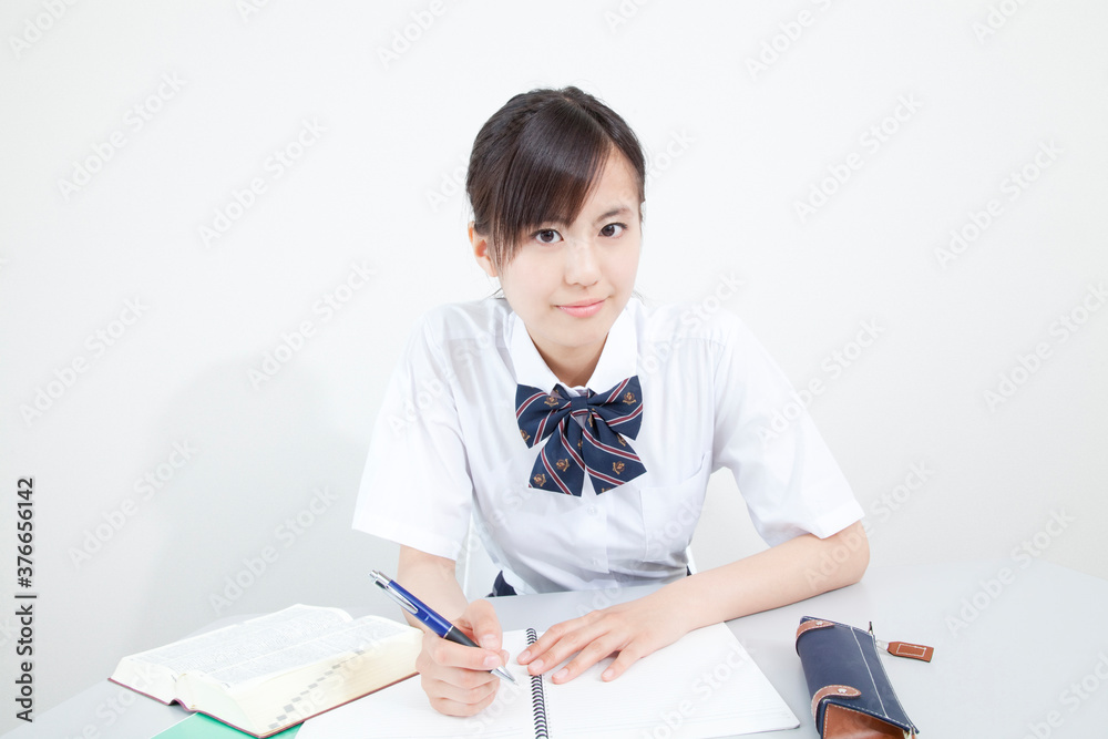 勉強する女子高校生