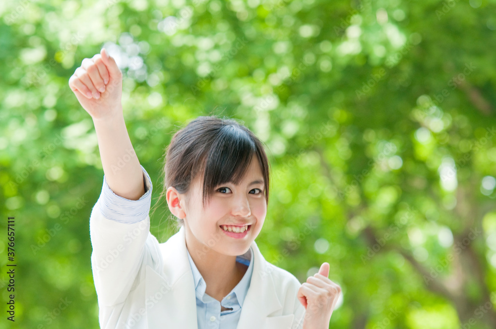 ガッツポーズをするOL ガッツポーズをするOL