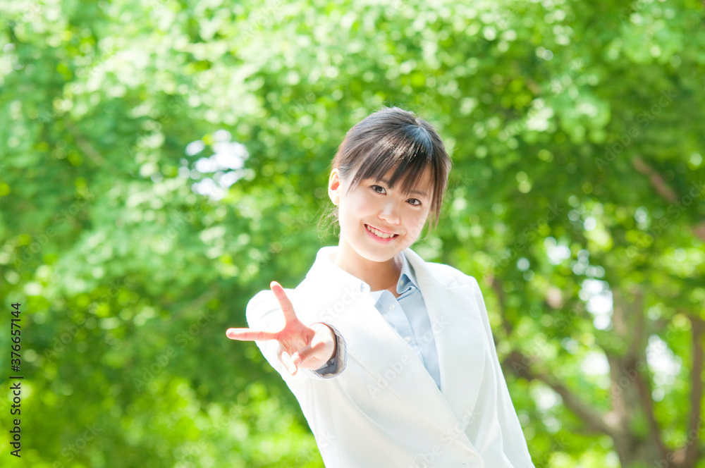 ピースサインするOL ピースサインするOL