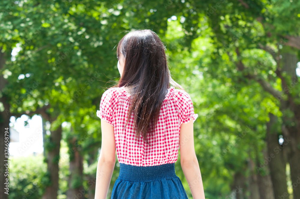 女性の後姿 女性の後姿