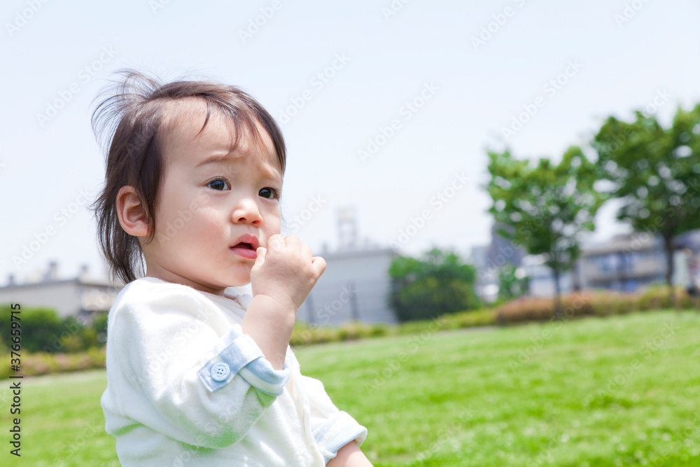 公園で遊ぶ男の子