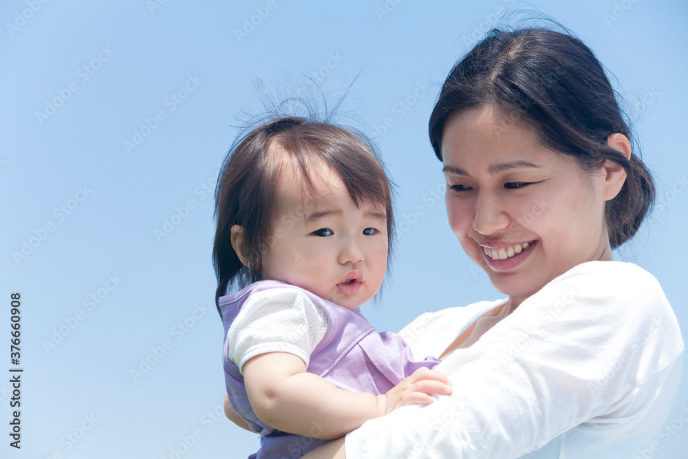 子供を抱っこする母親 子供を抱っこする母親