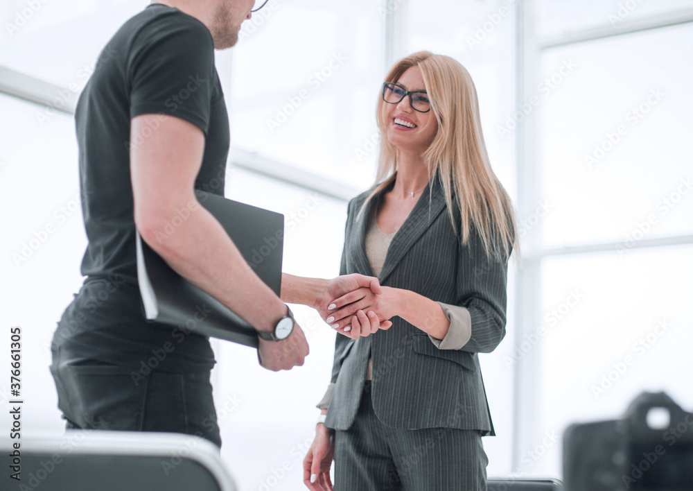 interviewer welcomes the guest to the Studio interviewer welcomes the guest to the Studio