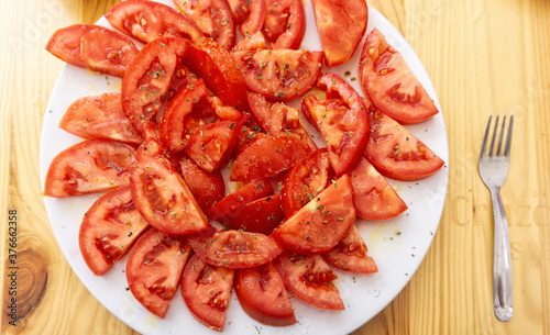 Tomato seasoned with olive oil and garlic.