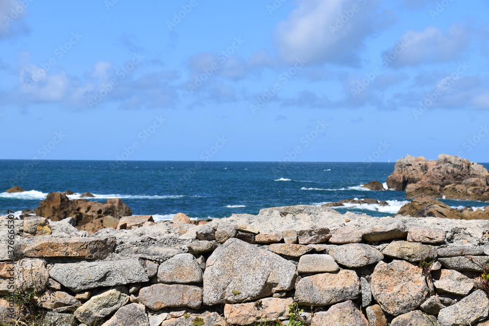 Küste in der Bretagne an einem sonnigen Tag an der Cote de Granite Rose - der Küste aus rosa granit