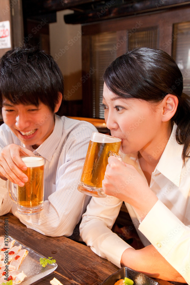 居酒屋でビールを飲む会社員 居酒屋でビールを飲む会社員