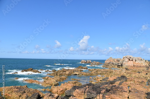 Küste in der Bretagne an einem sonnigen Tag an der Cote de Granite Rose - der Küste aus rosa granit