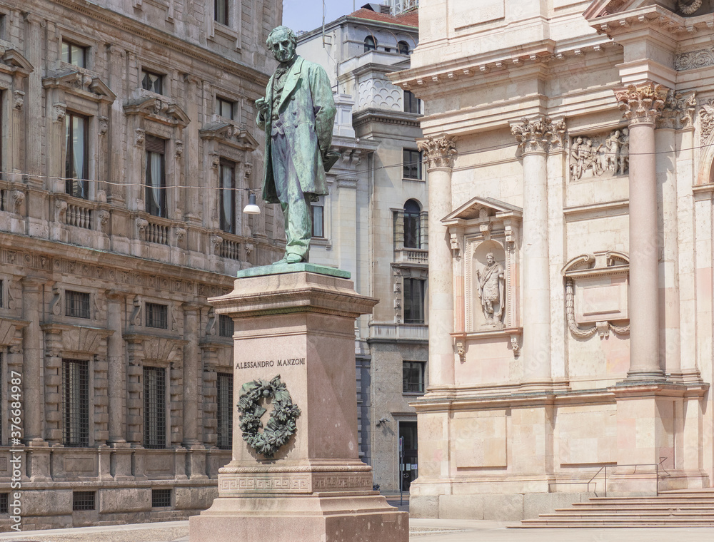 Obraz premium San Fedele Square, Milan.Monument in memory of Alessandro Manzoni, famous poet and writer