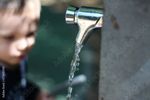 robinet d'eau avec enfant qu i iboit