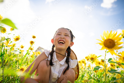 ヒマワリ畑で遊ぶ少女