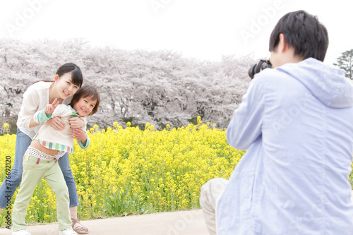 記念撮影する親子