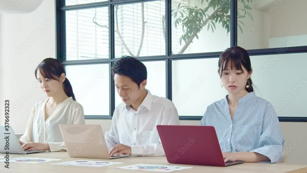 並んでPC作業する人々 ビジネスとチームワーク 並んでPC作業する人々 ビジネスとチームワーク