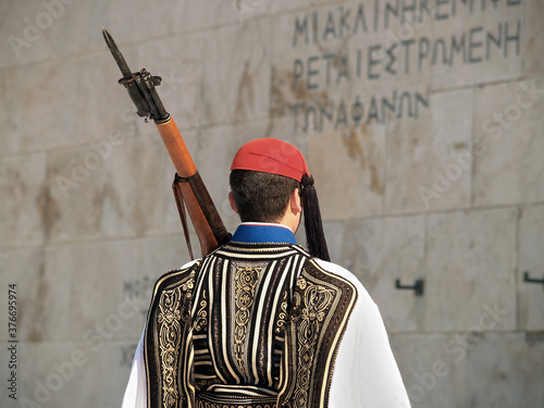 Athen, Evzonen, Wache vor dem  Grabmal des Unbekannten Soldaten.        photo