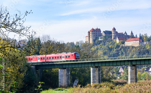 Idyllischer Herbstmorgen am Harburger Schloss