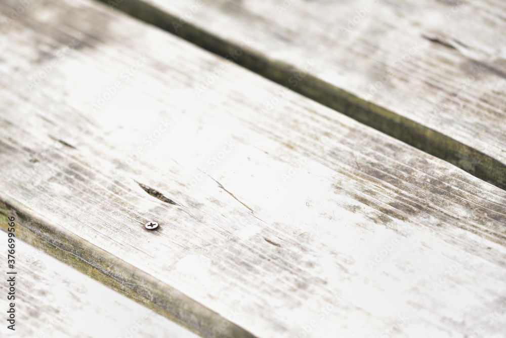 ネジをうたれたベンチの木板のイメージ