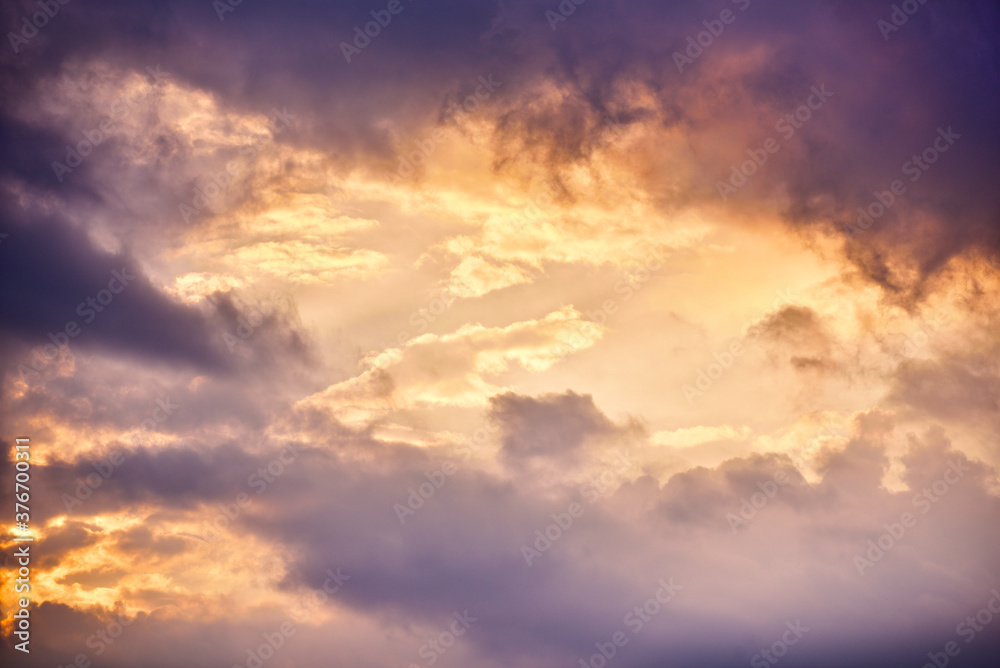 夕空に流れる雲の幻想的イメージ 02