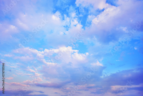 Fototapeta Naklejka Na Ścianę i Meble -  青空を流れる雲の背景イメージ 04