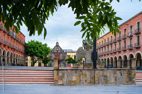 Plaza Caudillos y al frente está el Palacio Municipal de Zapopan.	 photo