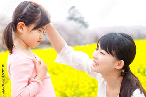 子どもを慰める母親