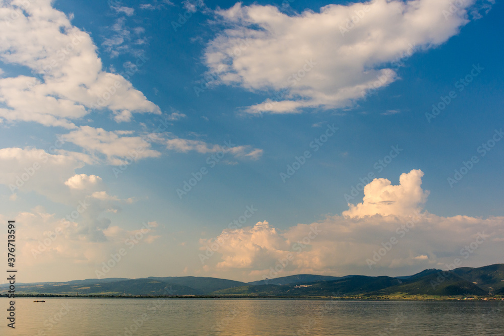 Obraz premium sunset over the lake