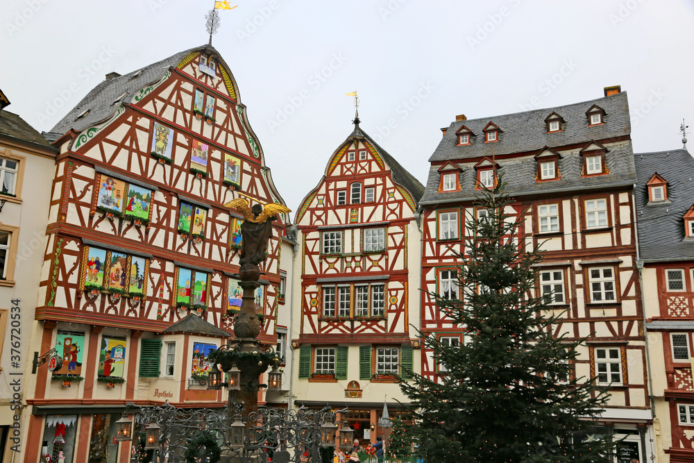 Obraz premium Street in Bernkastel-Kues town in Germany