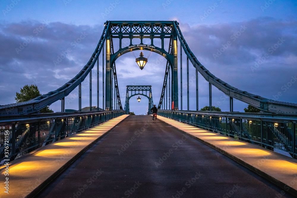 Fototapeta premium Kaiser-Wilhelm-Brücke in Wilhelmshaven, Dämmerung und Sonnenaufgang