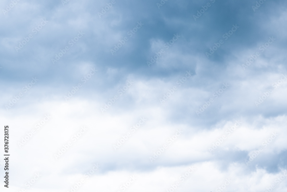 Obraz premium Blue sky covered with clouds during the day