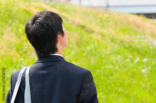 男子高校生の後姿