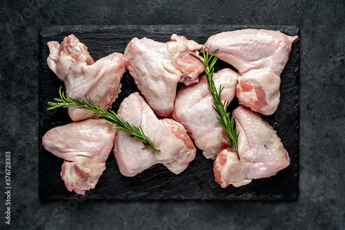Εκτύπωση καμβά raw chicken wings with spices on a stone background