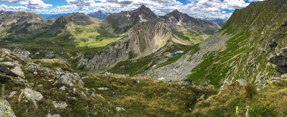 Φωτογραφία Panoramic view of the Lukmanier pass in Switzerland from the top of Pizzo dell'Uomo