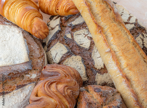 Pain et viennoiseries de boulangerie. photo