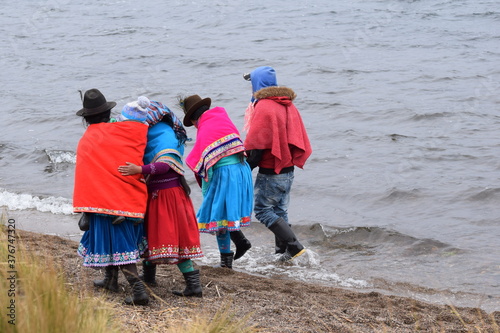 Cultura Kichwa en Ecuador. Personas indígenas de Chimborazo junto a una laguna photo