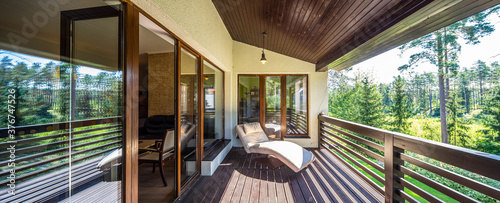 Fotografia Modern wooden terrace in luxury cottage